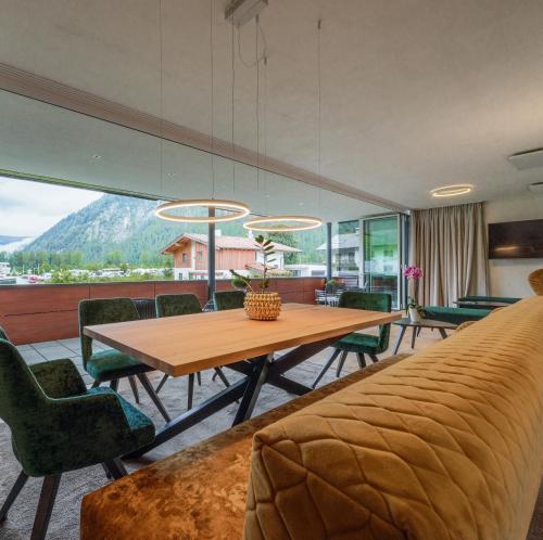 a dining room with a table and chairs at Ferienwohnungen Karlingerhof am See in Achenkirch