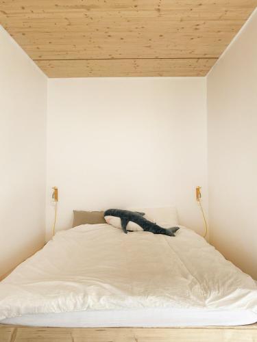 ライプツィヒにあるLoft-Wohnung in Bestlageの木製天井の白い部屋のベッド1台