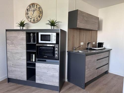 Cucina o angolo cottura di Aparthotel 9 min to Dus Airport & 17 min to DUS Messe