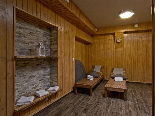 a room with two benches and a brick wall at Waldhotel Wandlitz in Wandlitz