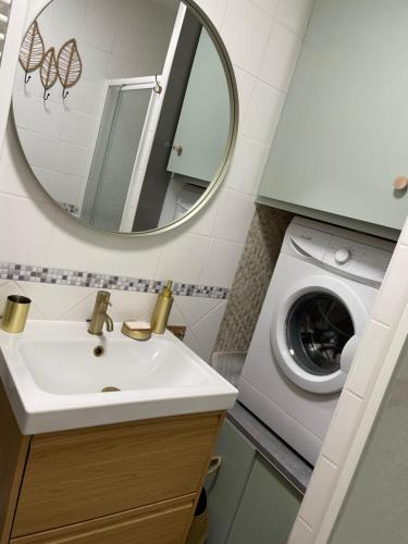 une salle de bain avec un lavabo et une machine à laver dans l'établissement La Bandolaise, studio 25m2, à Bandol