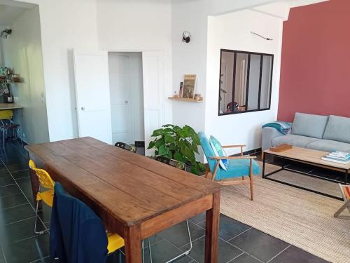 un salon avec une table en bois et un canapé dans l'établissement Appartement - Toulon, à Toulon
