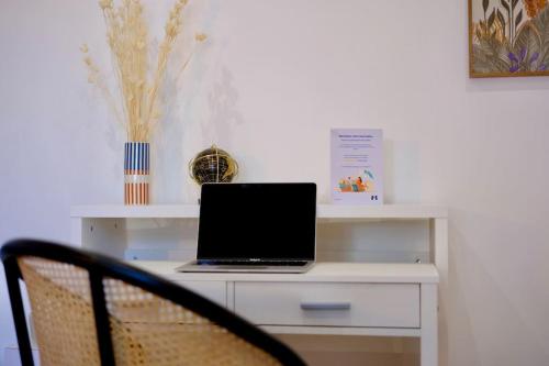 a laptop computer sitting on top of a desk at Rouen - Bienvenue chez Alice in Rouen