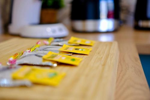 a wooden table with yellow sticky notes on it at Rouen - Bienvenue chez Alice in Rouen