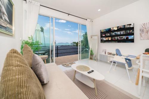 a living room with a couch and a table at 哦先生的海景别墅 Aoyon Beach in Phuket Town