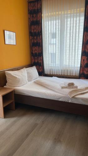 a bedroom with a large bed with a window at Hotel Spreewitz am Kurfürstendamm in Berlin