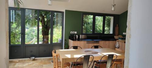 une cuisine avec une table et des chaises dans une pièce dans l'établissement Bellavista 2 - Chambre chez l'habitant, à Auch