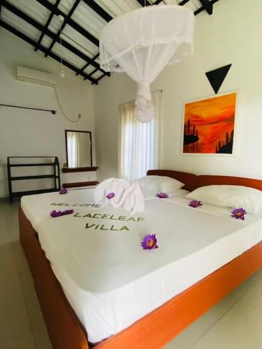 Ein Bett oder Betten in einem Zimmer der Unterkunft Villa Laceleaf