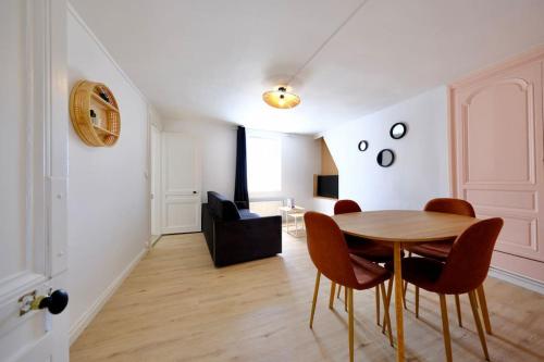une salle à manger avec une table et des chaises dans l'établissement Rouen - Le Cocon de Gaëlle, à Rouen