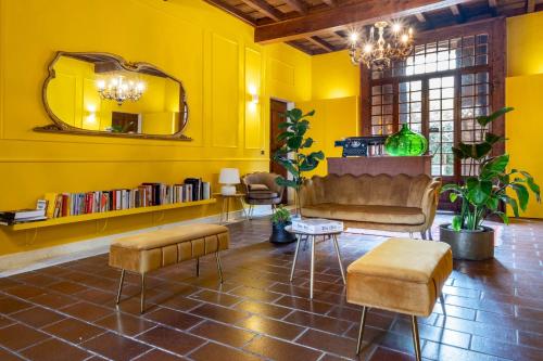 a living room with a couch and a mirror at La Celeste Galeria in Mantova