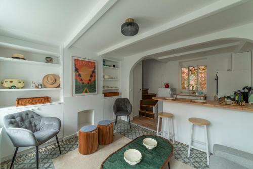 Χώρος καθιστικού στο La Maison de Poupées - Plage à Pied - Hyper Centre