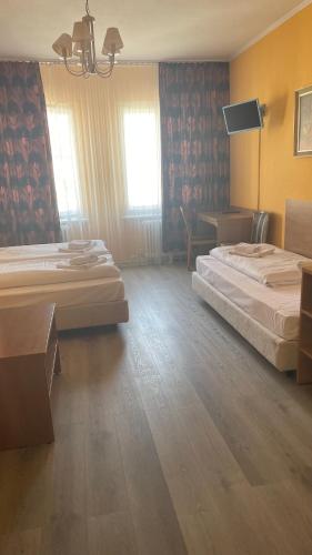 a hotel room with two beds and a desk at Hotel Spreewitz am Kurfürstendamm in Berlin