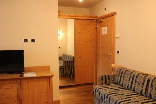 Μια τηλεόραση ή/και κέντρο ψυχαγωγίας στο Gasthaus zum Weissen Kreuz