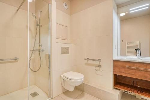 une salle de bain avec une douche, des toilettes et un lavabo dans l'établissement À deux pas de Paris - Le Gracieux - 363B, à Issy-les-Moulineaux