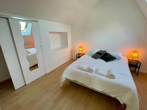 Ένα ή περισσότερα κρεβάτια σε δωμάτιο στο façon loft vaste T2 residence du haras