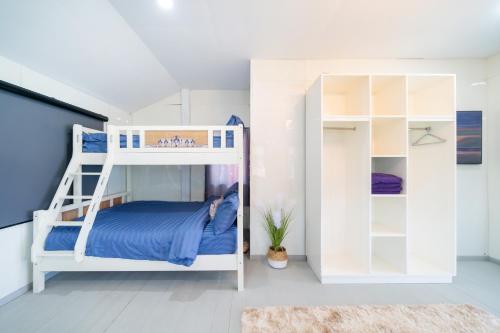a bedroom with a bunk bed with a ladder at 哦先生的海景别墅 Aoyon Beach in Phuket Town
