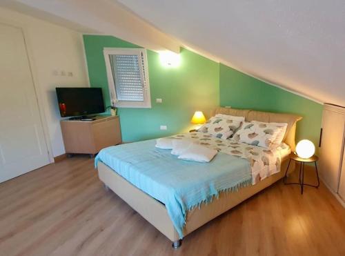 A window into the blue في كوارتو سانت إيلينا: غرفة نوم بسرير مع جدار أخضر