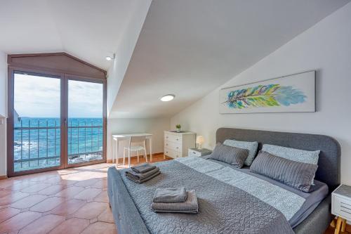 Кровать или кровати в номере Cuvi Beach Apartments
