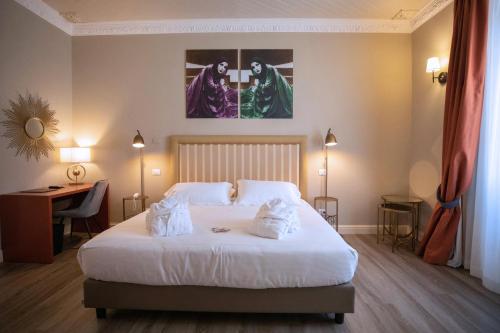 Postel nebo postele na pokoji v ubytování Lanterne Magiche Ortigia Suites