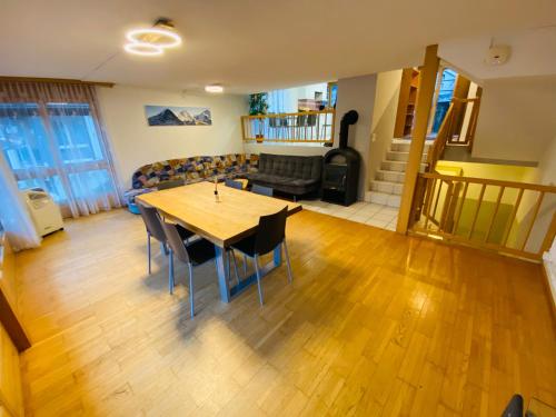 a living room with a table and chairs and a couch at Lake View Residence in Niederried