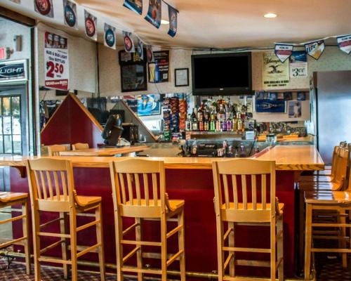 a bar in a restaurant with chairs around it at Econo Lodge Wooster in Wooster