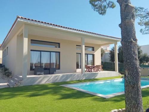 Villa spacieuse avec piscine, secteur très calme