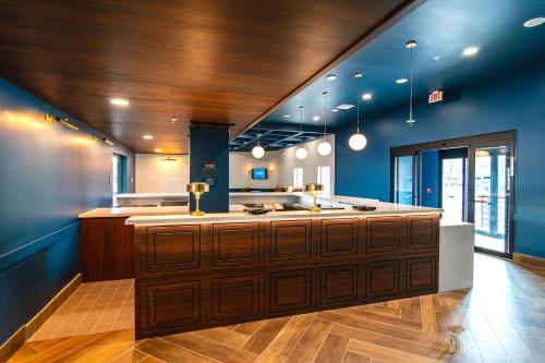 ウィリアムズにあるThe Ellsworth Hotel, Ascend Hotel Collectionの青い壁と木製の島を用いた広いキッチン