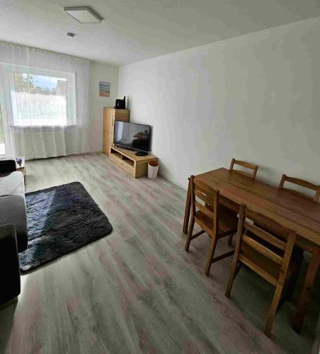 a living room with a table and a television at Ferienwohnung Lottstetten in Lottstetten