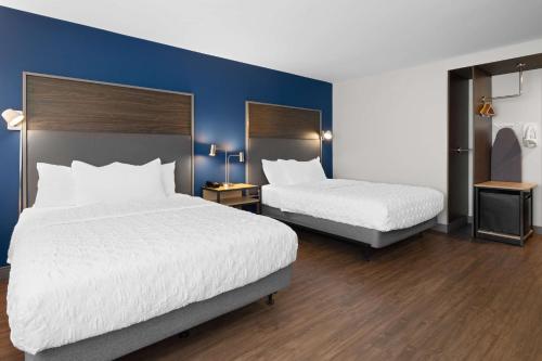 Postel nebo postele na pokoji v ubytování Tru By Hilton Wisconsin Dells