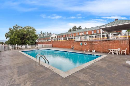 a swimming pool on the side of a building at Econo Lodge Waynesboro - Skyline Drive in Waynesboro