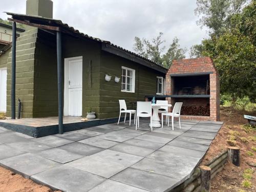 Un patio con una mesa y sillas frente a una casa. en Rushmere Cottage, en Sedgefield