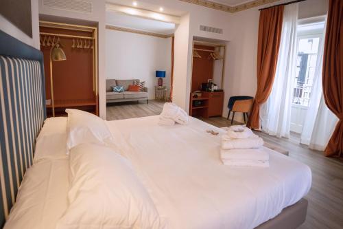 Postel nebo postele na pokoji v ubytování Lanterne Magiche Ortigia Suites