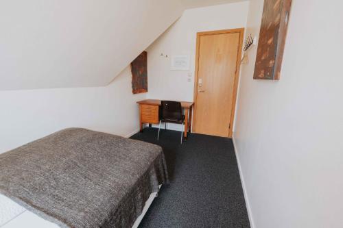 Postel nebo postele na pokoji v ubytování Héradsskólinn Historic Guesthouse
