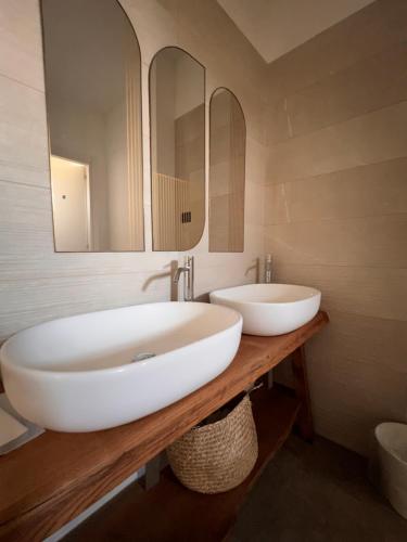 a bathroom with two sinks and a large mirror at B&b Il Poggio Eccelso in Ogliastro Cilento