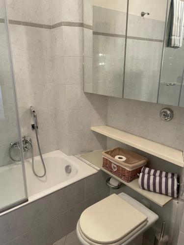 een badkamer met toilet, wastafel en bad bij Accademia Paradise in Bergamo