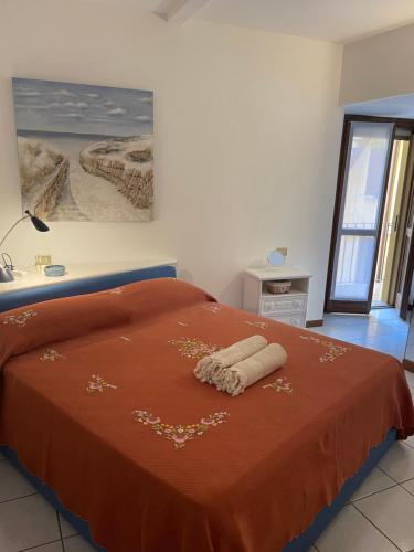 een slaapkamer met een bed met twee handdoeken erop bij Accademia Paradise in Bergamo