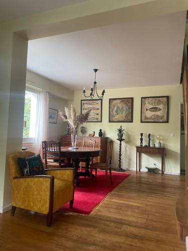 - un salon avec une table à manger et une salle à manger dans l'établissement Charmante villa au Cap Ferret à 2 pas du Bassin, à Lège-Cap-Ferret