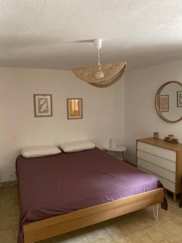 - une chambre avec un lit, un miroir et une lampe dans l'établissement Sartène - Villa - 16 pers - 8 pièces - 6 chambres, à Foce