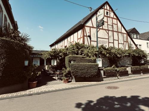 a building with plants on the side of a street at Winzergasthof zum Kellerstübchen in Mehring