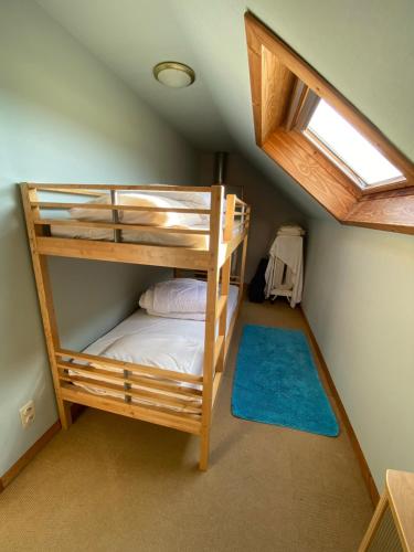 a bedroom with bunk beds in a attic at Vakantiehuis Bourseigne in Gedinne