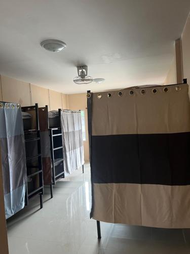 Katil atau katil-katil dalam bilik di Khaosok city hostel