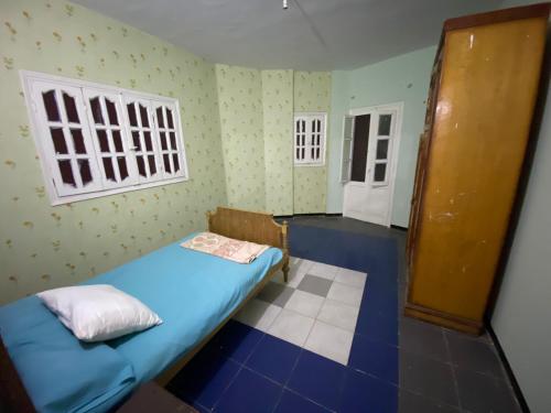 غرفه واحده فقط داخل شقه بها سرير ١٢٠ سم ومروحه ودولاب وكراسي