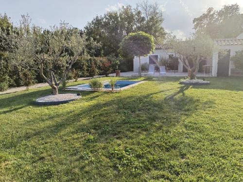une cour avec deux arbres et une maison dans l'établissement Maison en campagne, à Avignon