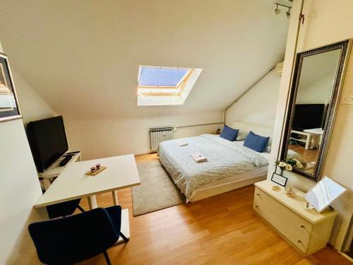 Posteľ alebo postele v izbe v ubytovaní Mia Airport studio apartment - 0-24h Self check in&out - Parking on site