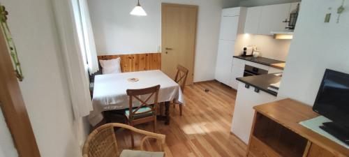 a small kitchen with a white table in a room at Ferienwohnung Elisabeth Laimer in Bad Goisern