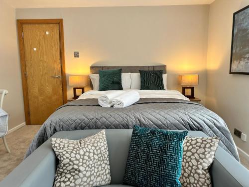 Giường trong phòng chung tại Russell Street- Studio Apartment