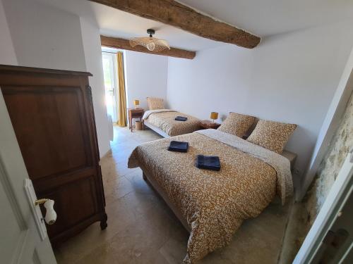 une chambre avec deux lits et un canapé dans l'établissement Le Madrès, à Joch