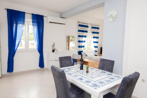 ein Esszimmer mit Tisch und Stühlen in der Unterkunft G&G apartments in Zadar