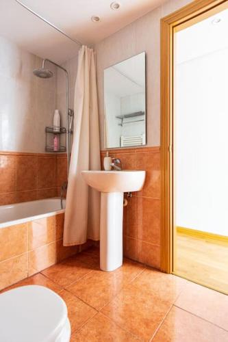 a bathroom with a sink and a mirror and a tub at Pasaje de los Giles in Zaragoza
