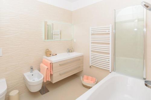 łazienka z umywalką, toaletą i prysznicem w obiekcie Relaxing pool villa Mattuzzi in Loborika w mieście Loborika